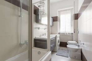 Sèche-cheveux, bidet, serviettes fournies, papier toilette