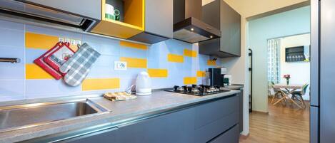 ثلاجة، ميكروويف، موقد طهي مسطح، غسالة أطباق