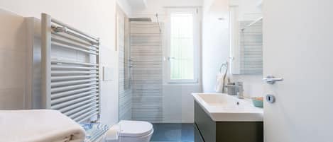 Dusche, Haartrockner, Bidet, Handtücher