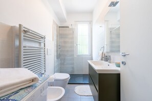 Dusj, hårføner og bidé