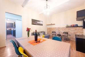 Interior - Comfortable apartment located on the ground floor of a building. There are two steps at the entrance and a metal ramp to also transport disabled people.In 70 m2 of space it accommodates 6 people, with a double bedroom, one with two single beds and a sofa (Parma)