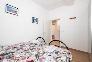 2 bedrooms, desk, iron/ironing board, WiFi - Comfortable apartment located on the ground floor of a building. There are two steps at the entrance and a metal ramp to also transport disabled people.In 70 m2 of space it accommodates 6 people, with a double bedroom, one with two single beds and a sofa (Parma)