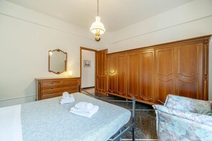 3 habitaciones, tabla de planchar con plancha, wifi y ropa de cama 