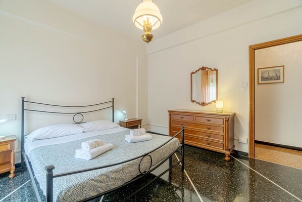 3 habitaciones, tabla de planchar con plancha, wifi y ropa de cama 