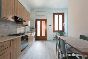 Fridge, oven, stovetop, electric kettle