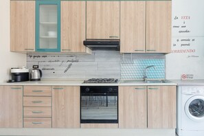 Fridge, oven, stovetop, electric kettle - GuestHost - Turquoise Mini Flat x2 near Centrale FS (Milan)