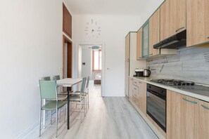 Fridge, oven, stovetop, electric kettle - GuestHost - Turquoise Mini Flat x2 near Centrale FS (Milan)