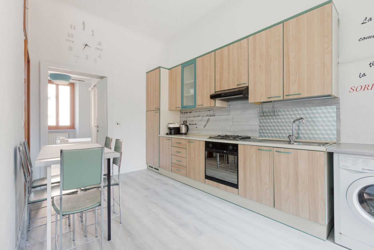 Refrigerador, horno, parrilla de estufa y utensilios de cocina 