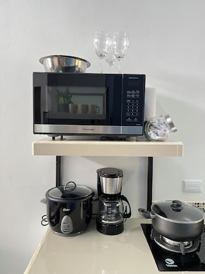 Refrigerador, microondas, parrilla de estufa y cafetera y tetera