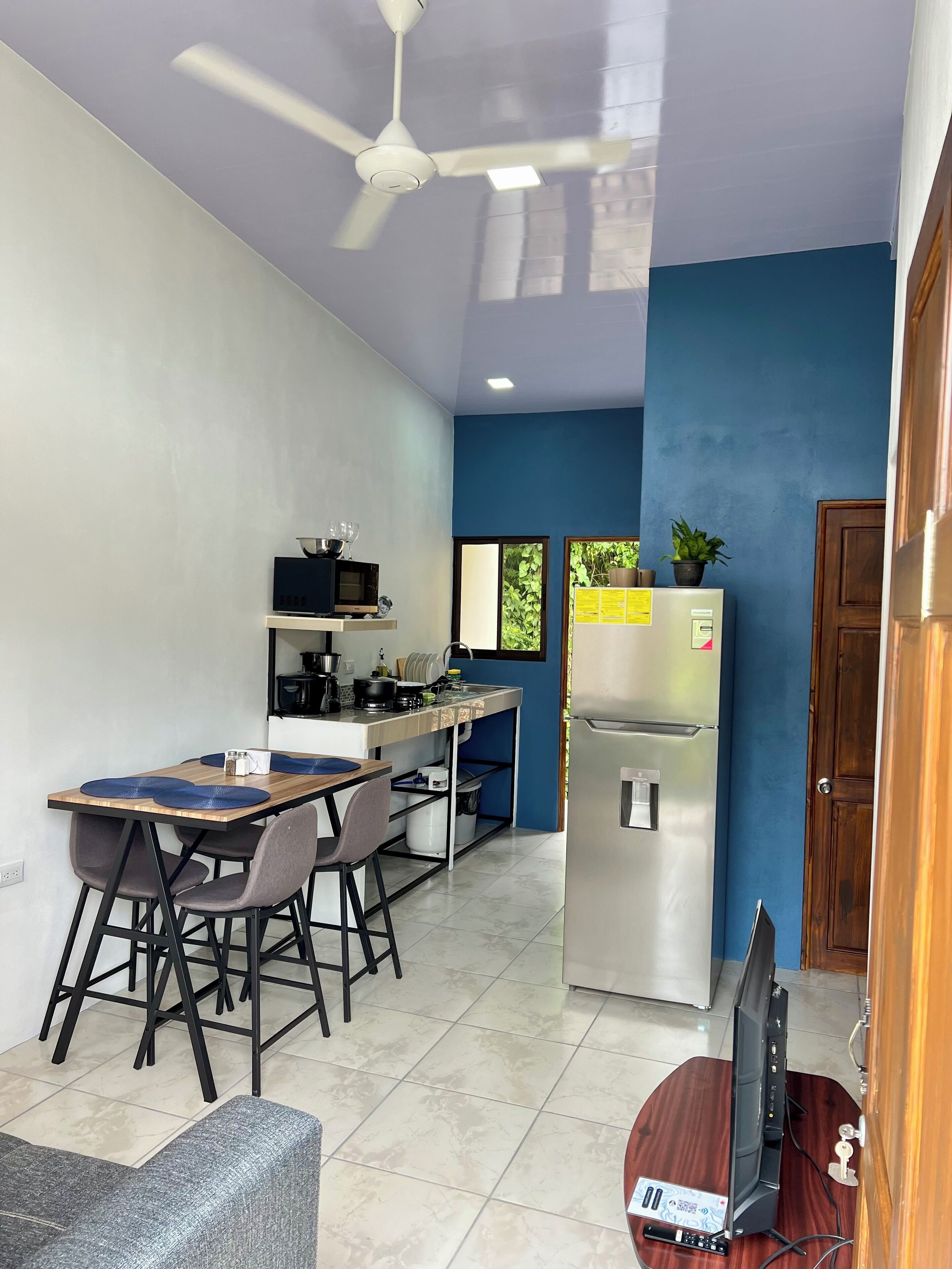 Kjøleskap, mikrobølgeovn, kokeplater og kaffetrakter/tekoker