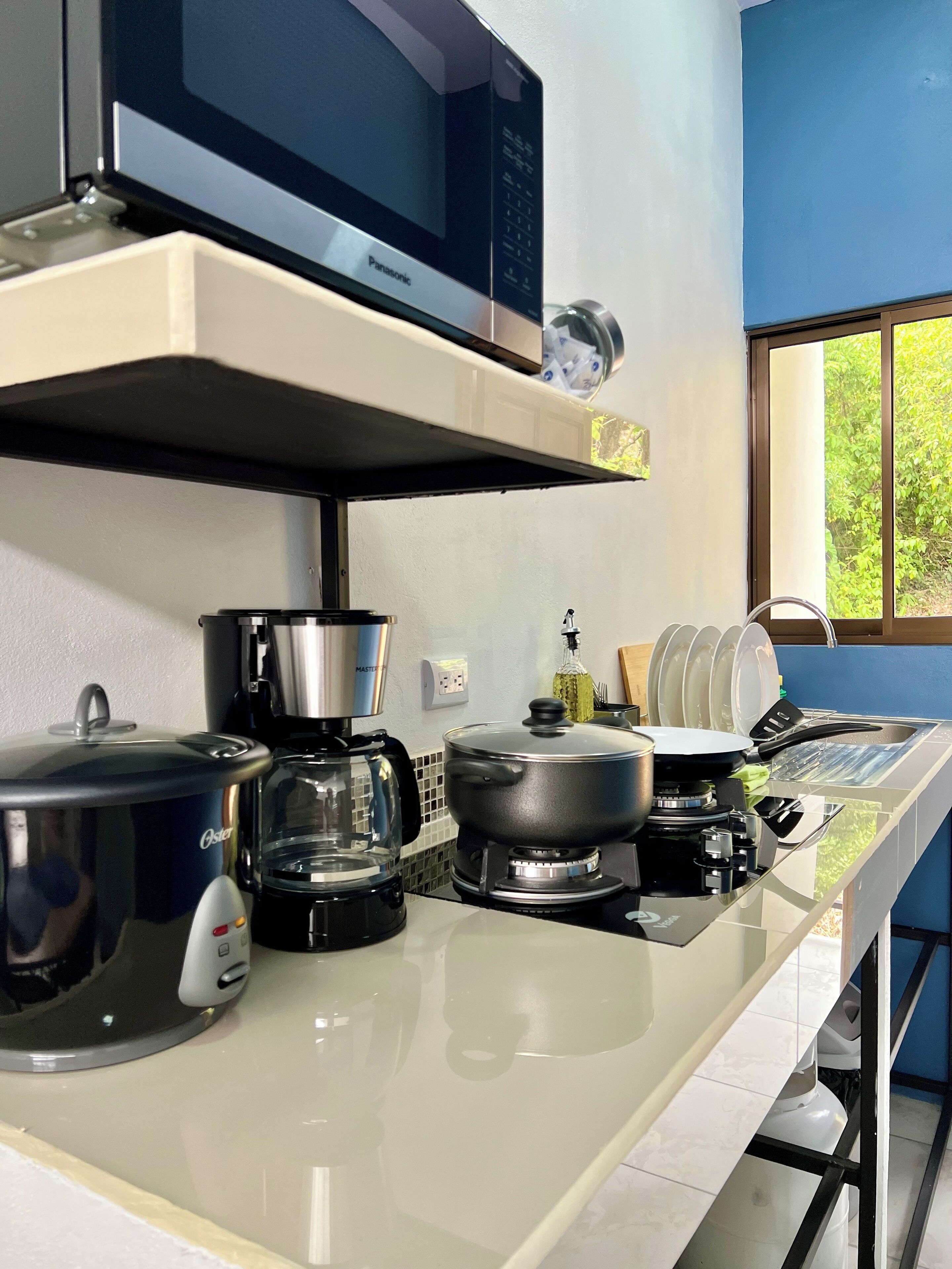 Kühlschrank, Mikrowelle, Herdplatte, Wasserkocher mit Kaffee-/Teezubehör