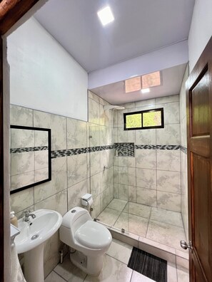 Douche, serviettes fournies, savon, papier toilette