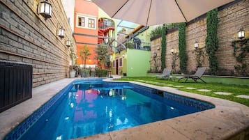 Chalet | Alberca | Alberca al aire libre, sombrillas en la alberca y camastros