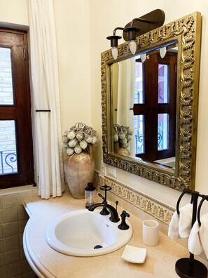 Chalet | Baño | Ducha, toallas, champú y papel higiénico