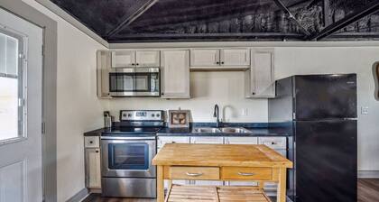 Cozy 2BR Cabin W/ Peaceful Views & Full Kitchen