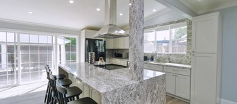 4 Bd 4 Ba w/ Private Studio 10 G WIFI and AC
