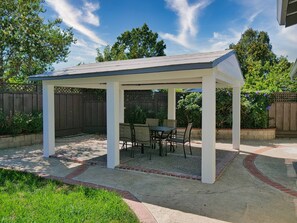 Outdoor dining - 4 Bd 4 Ba w/ Private Studio 10 G WIFI and AC (Hayward)