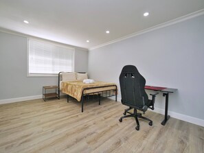 4 bedrooms, WiFi, bed sheets - 4 Bd 4 Ba w/ Private Studio 10 G WIFI and AC (Hayward)
