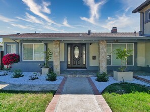 Exterior - 4 Bd 4 Ba w/ Private Studio 10 G WIFI and AC (Hayward)