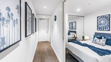 1 slaapkamer, een bureau, een strijkplank/strijkijzer, reisbedje