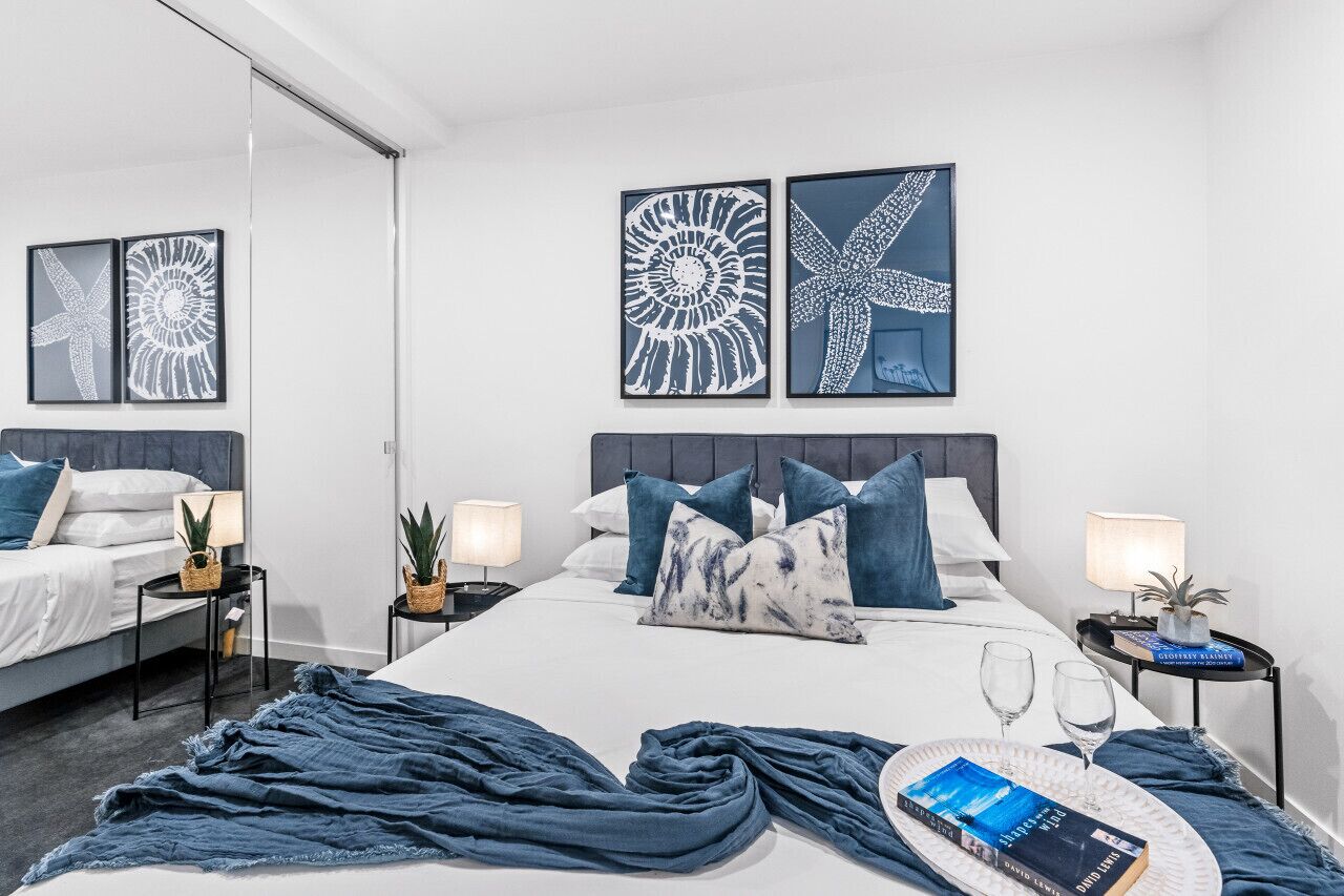 1 slaapkamer, een bureau, een strijkplank/strijkijzer, reisbedje