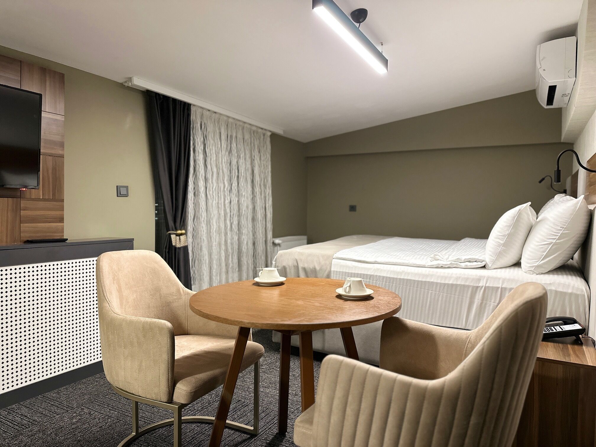 Chambre Deluxe | Literie de qualité, coffre-fort, rideaux d’obscurcissement