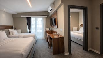 Junior-værelse | Premium-sengetøj, pengeskab på værelset, mørklægningsgardiner