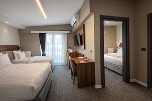 Ropa de cama de alta calidad y caja de seguridad en la habitación 