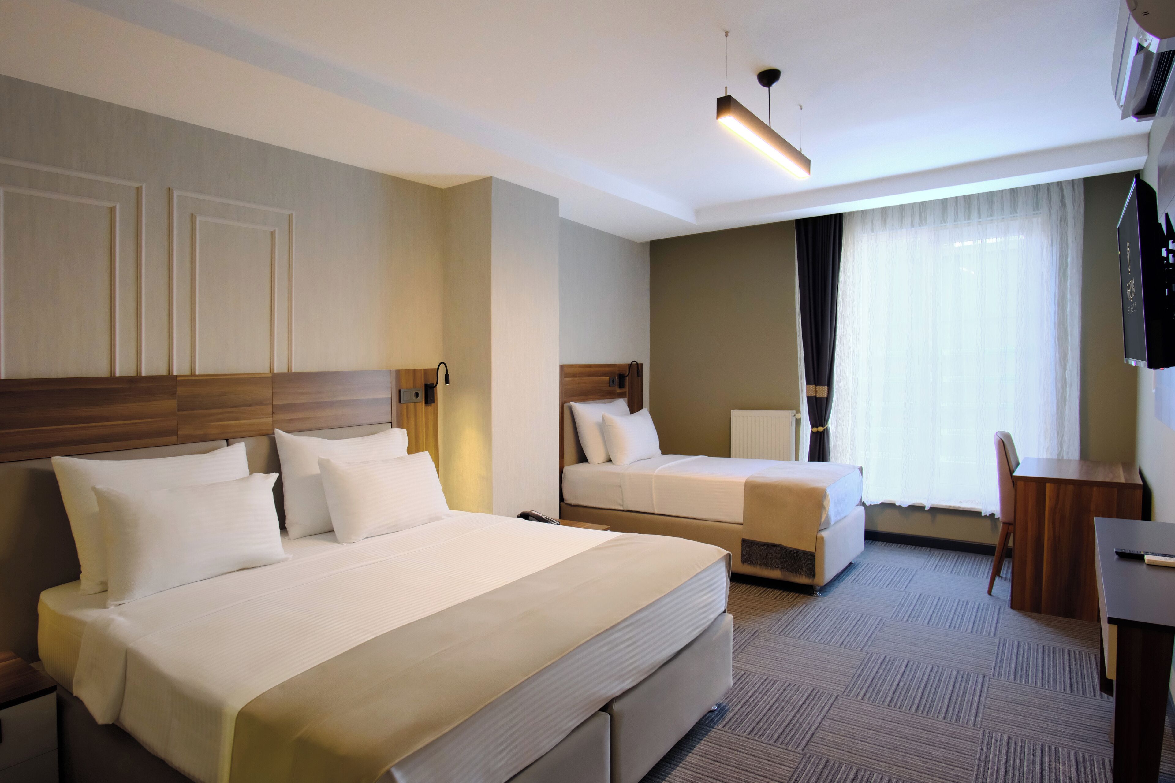 Sängtillbehör av högsta kvalitet och värdeförvaringsskåp på rummet