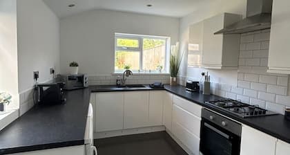 NEW 4 Double Bedrooms Large House