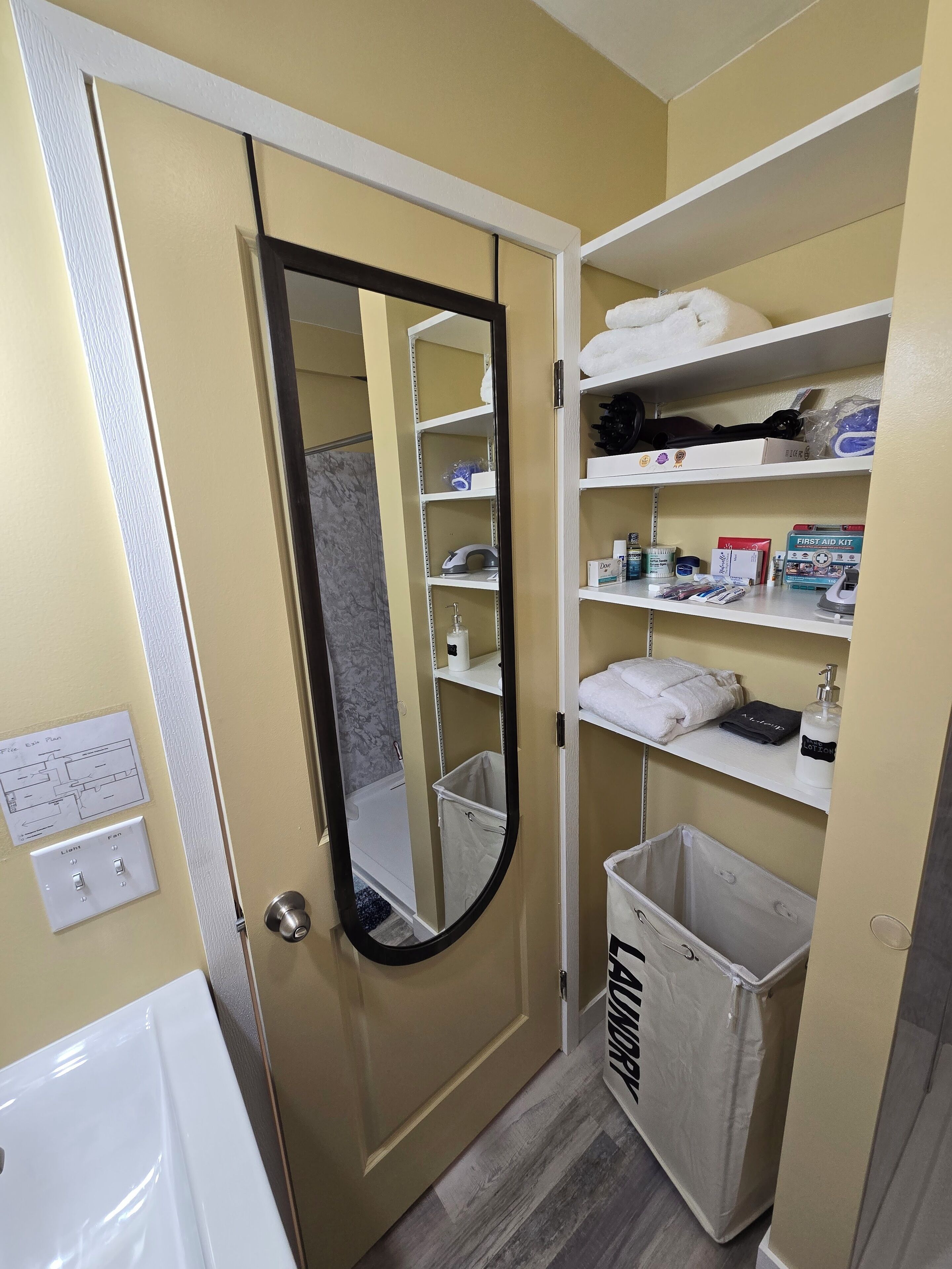 Ducha, secador de pelo, toallas y jabón