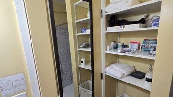 Dusche, Haartrockner, Handtücher, Seife