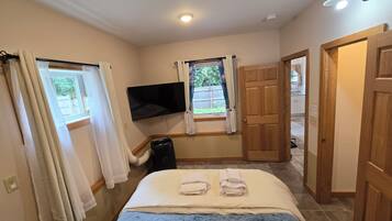 2 bedrooms, in-room safe, iron/ironing board, free WiFi