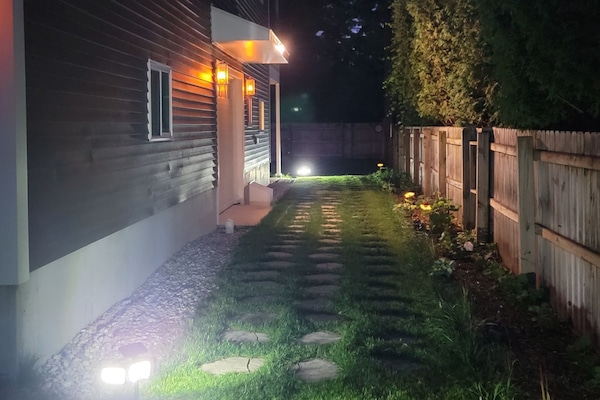 auto detecting light for pathway for night time arrival