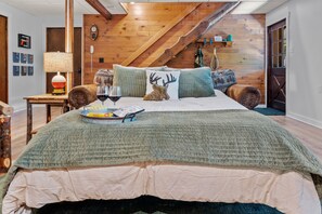 럭셔리 캐빈, 강 전망 | 거실 공간 | 비디오 게임기, 장난감, 책, 음악 라이브러리