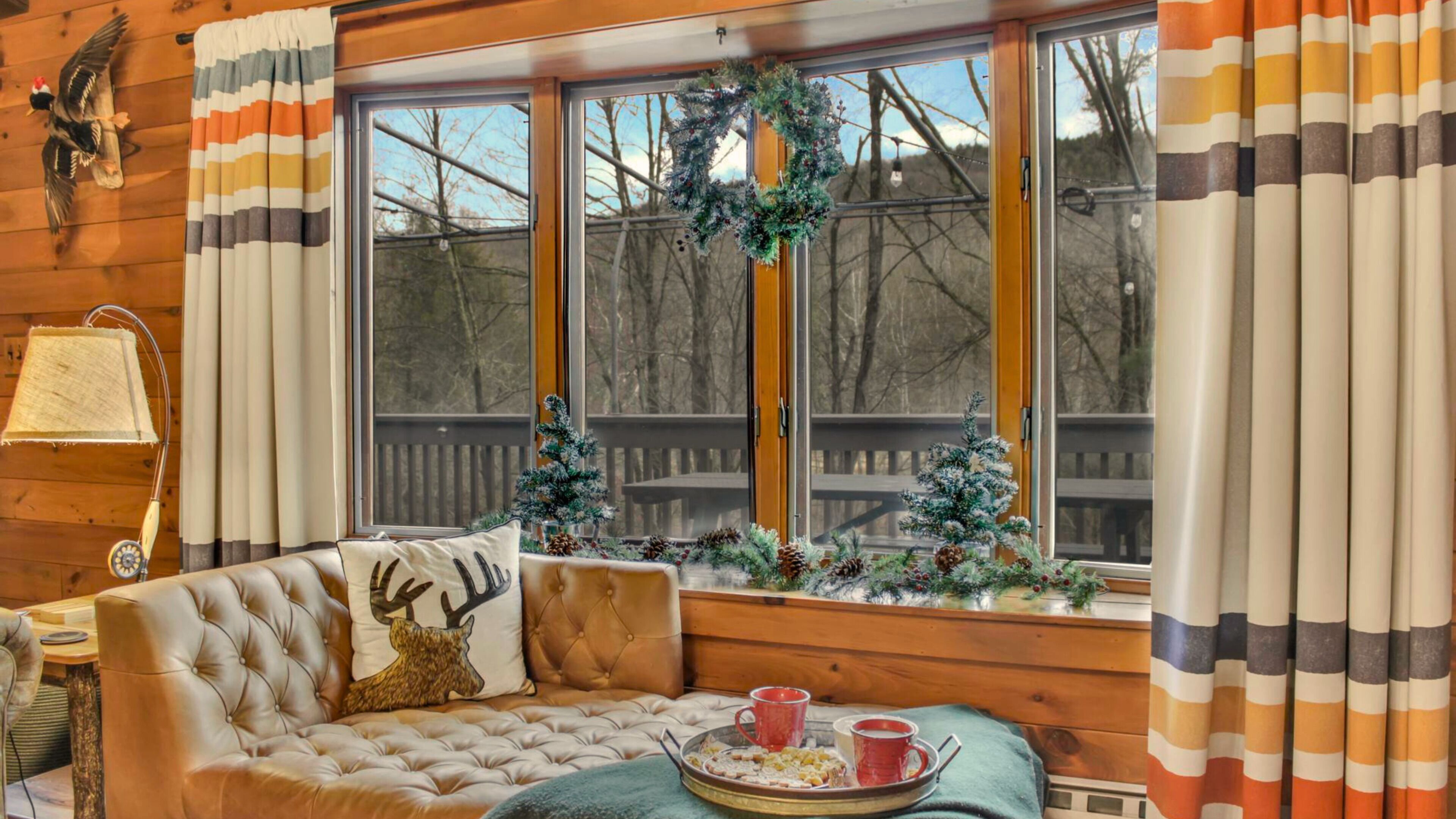 Consola de videojuegos, juguetes, libros y biblioteca musical 