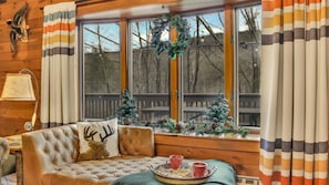 TV-spill, leker, bøker og musikkbibliotek