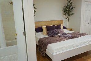 1 habitación, escritorio, tabla de planchar con plancha y cuna de viaje