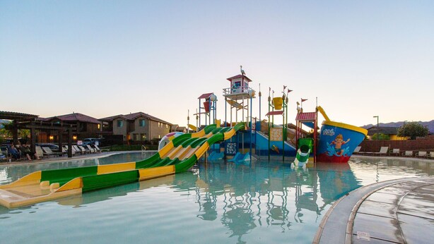 Ein Wasserpark mit Pool, Rutschen und Spielgeräten.