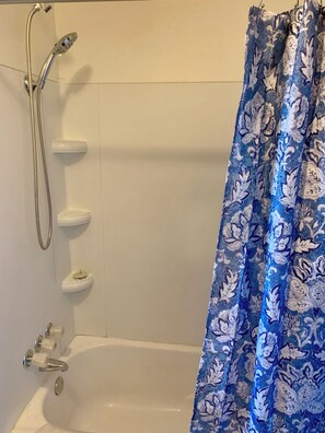 Haartrockner, Handtücher, Seife, Shampoo