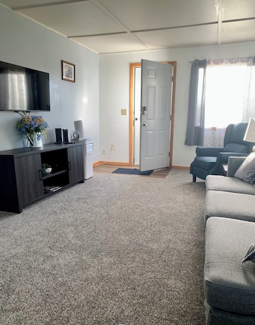 Smart TV. Charming 2-bedroom Cabarett house in Deer Lodge with WiFi, Cable, Heat, AC