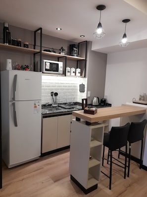 Fridge, microwave, stovetop, coffee/tea maker - Moderno Monoambiente Completamente Equipado, a una Cuadra del Shopping Alto Noa (Salta)