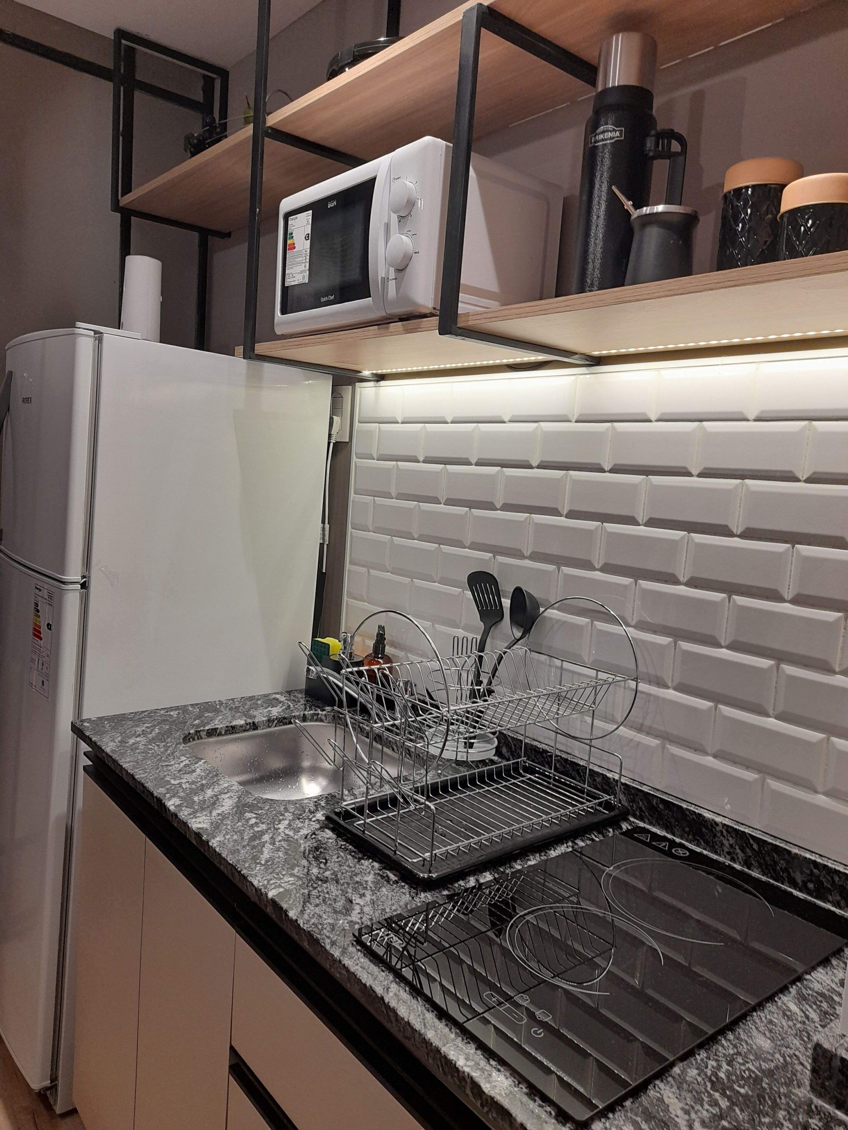 Refrigerador, microondas, placa de cocina, cafetera/tetera