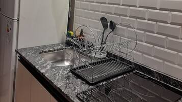 Refrigerador, microondas, placa de cocina, cafetera/tetera