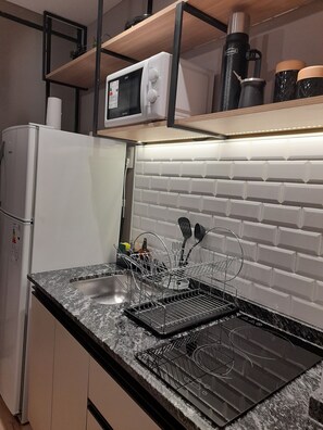 Kjøleskap, mikrobølgeovn, kokeplater og kaffetrakter/tekoker