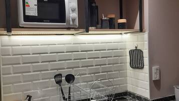 Réfrigérateur, micro-ondes, plaque de cuisson, cafetiÚre/bouilloire