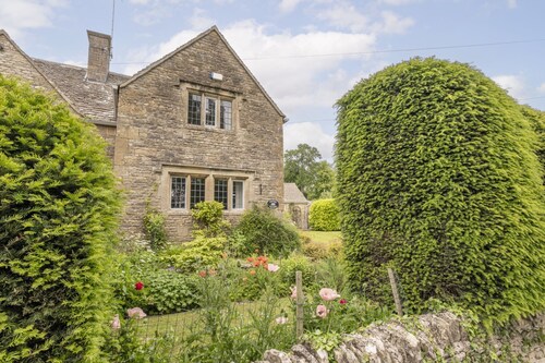 Stunning dog friendly holiday cottage - Yew Tree Cottage, Lower Swell