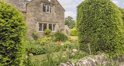 Stunning dog friendly holiday cottage - Yew Tree Cottage, Lower Swell