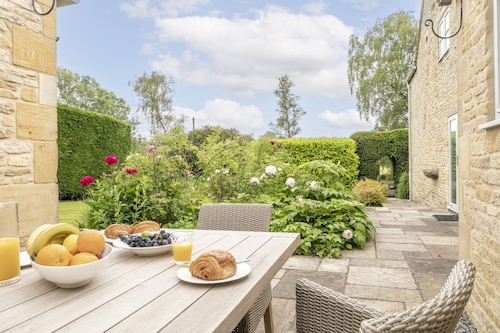 Stunning dog friendly holiday cottage - Yew Tree Cottage, Lower Swell