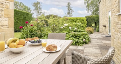 Stunning dog friendly holiday cottage - Yew Tree Cottage, Lower Swell